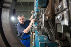 Mitarbeiter an Maschine