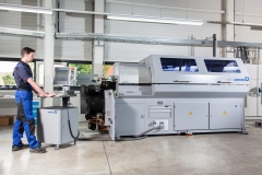 Mitarbeiter an Maschine