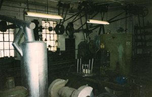 Blick in die historische Werkhalle der Federproduktion