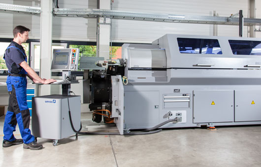 Mitarbeiter an Maschine