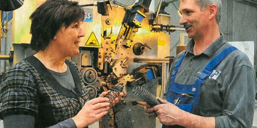 Geschäftsführerin Tabea Schäfer mit einem Mitarbeiter